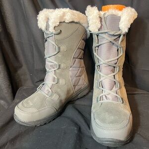 Columbia Gray Lace-Up Boots with Fur Lining